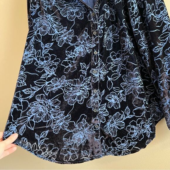 ✨ Torrid Black Blue Floral Velvet Button Up Shirt 1X - Picture 4 of 13